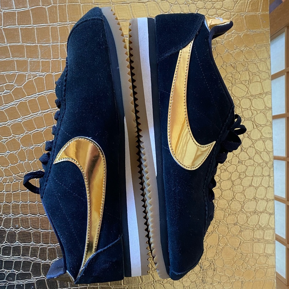 Nike Women's Sneakers in Black and Gold - Picture 7 of 10